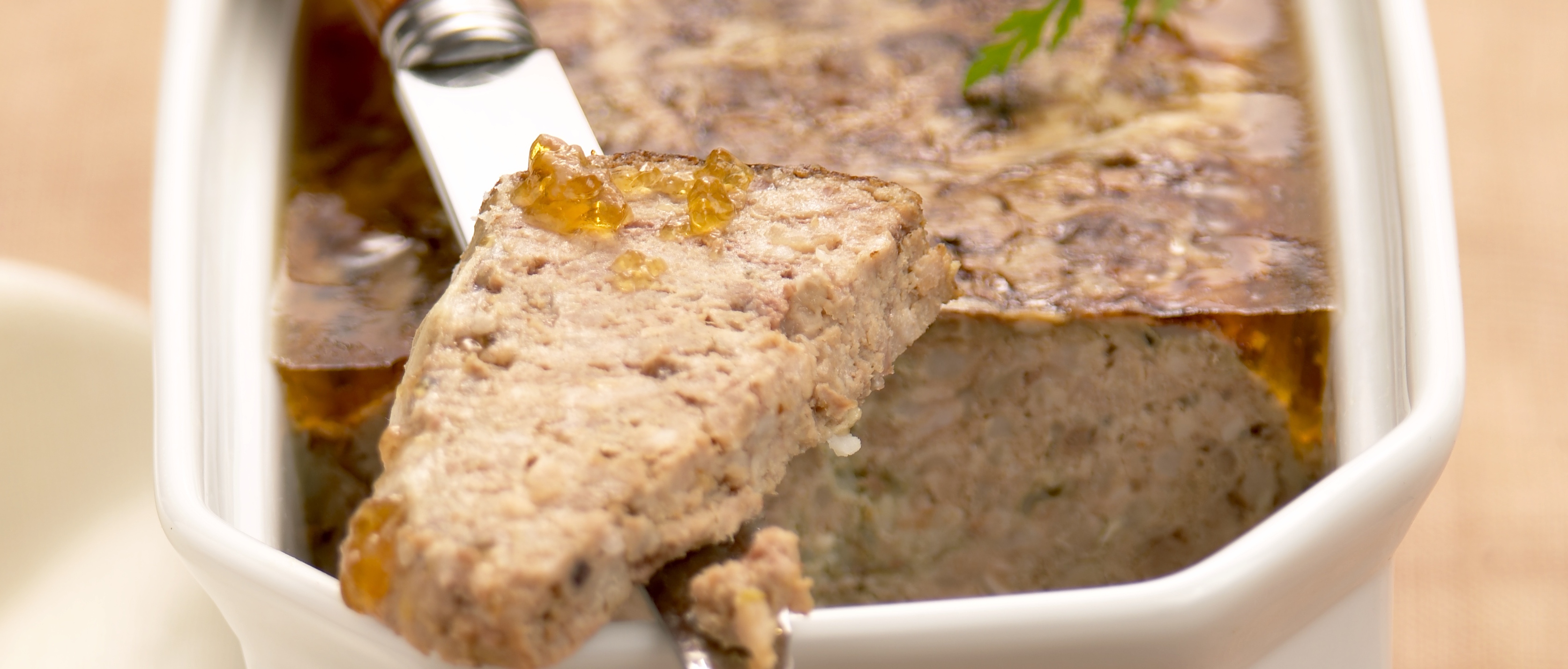 Plateau de terrines, pâtés et biscottes